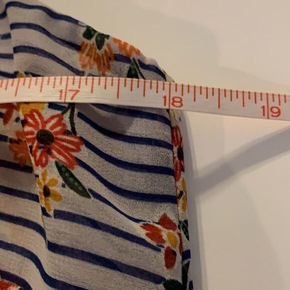 CABI sleeveless blouse. Ties in back and fully lined. Lightweight fabric. - Picture 7 of 8